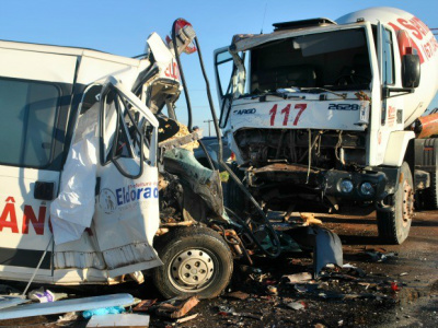 Ambulância ficou completamente destruída na colisão. (Foto: Osvaldo Duarte/ Dourados News)