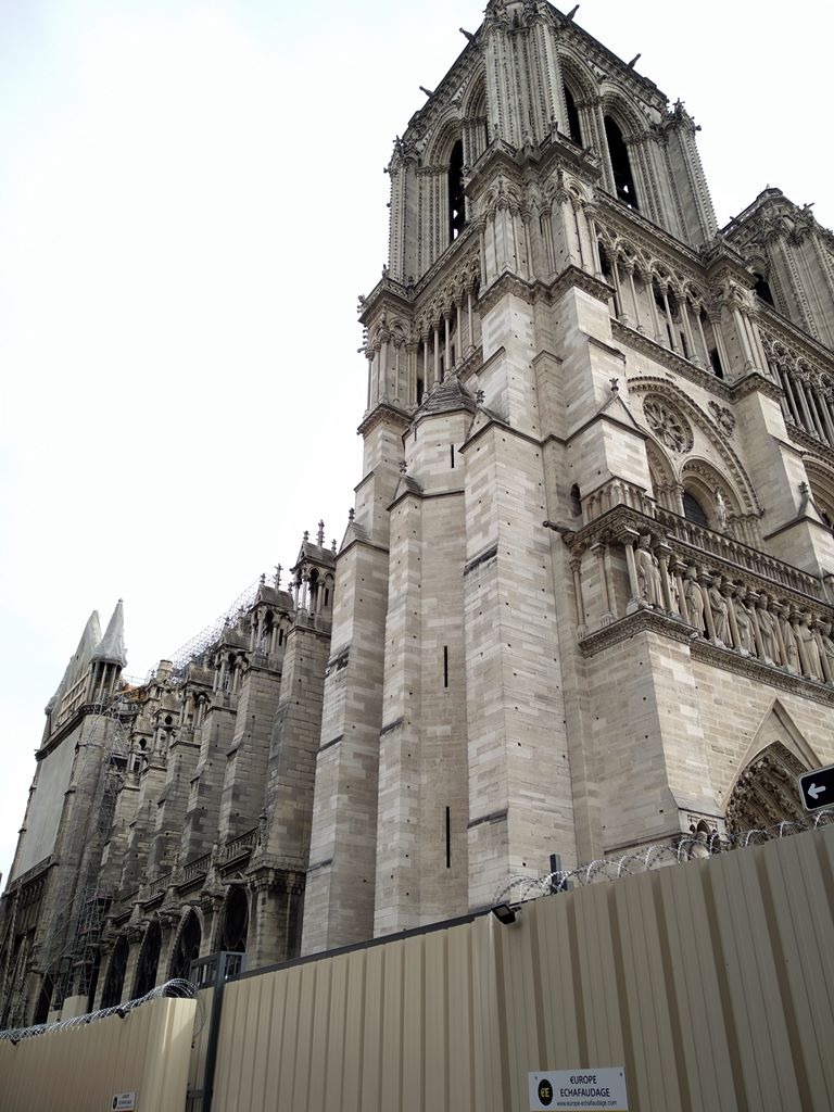 Paris em 10 dias, por Viviane Viaut - parte 1 Mesmo fechada para reforma, a Catedral Notre-Dame é majestosa.