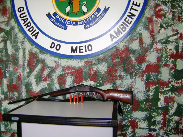 PMA prende pescador com espingarda de caça e munições em veículo