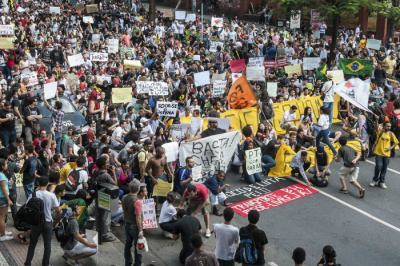 Termina em Botafogo protesto que ocupou ruas contra o governador Sergio Cabral Termina em Botafogo protesto que ocupou ruas contra o governador Sergio Cabral