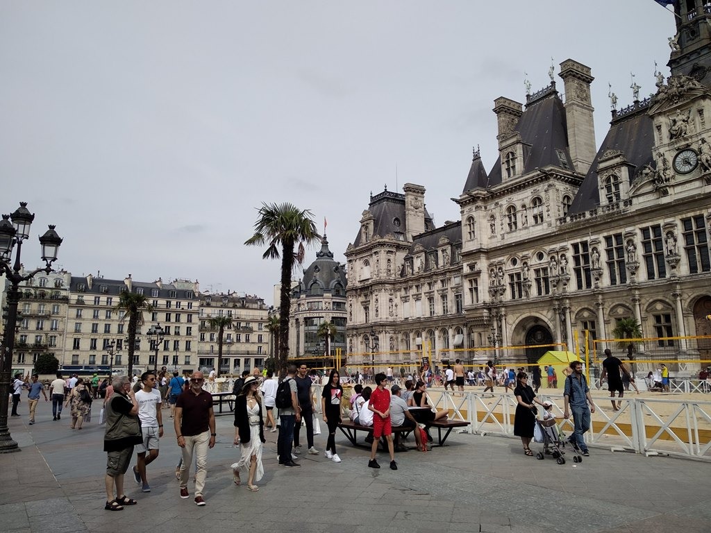 Paris em 10 dias, por Viviane Viaut - parte 1 O Hotel de Ville de Paris é utilizado para múltiplos propósitos: aloja a administração da cidade, é o local de trabalho e reuniões do presidente do município (desde 1977) e também serve para acolher grandes recepções. Paris teve diversas insurreições, e o Hotel de Ville foi frequentemente ponto de reunião de insurgentes, amotinados e revolucionários. O Hotel de Ville é um lugar cheio de história, tendo servido de palco a acontecimentos que vão de Étienne Marcel à Fronde, da revolução francesa aos dias revolucionários de 1830 e 1848, da Comuna de Paris à Libertação de Paris.