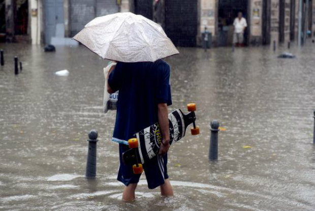Pedestres caminham no alagamento da Rua do Lavradio, na Lapa, região central do Rio de Janeiro, durante temporal com forte chuva e vento  Fernando / Foto: Frazão/Agência Brasil