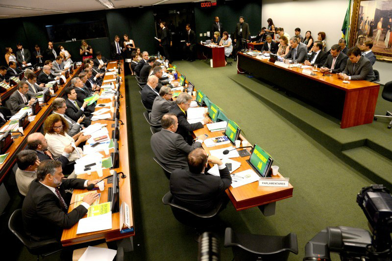 Comissão da Câmara analisa nesta segunda parecer sobre pedido de impeachment Comissão da Câmara analisa nesta segunda parecer sobre pedido de impeachment
