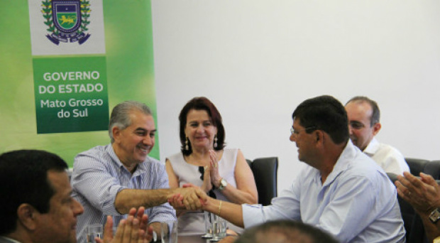 Governador Reinaldo Azambuja e o presidente da Fetems, Roberto Botarelli / Foto: Divulgação