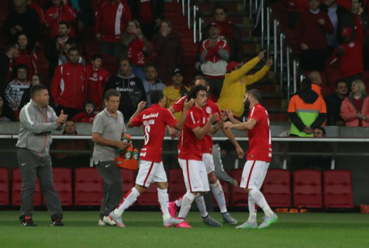Inter acaba com série invicta do líder Corinthians e volta a sonhar com G-4 Valdivia comemora o gol da virada do Internacional com os companheiros (Foto: Diego Guichard)