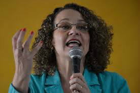Luciana Genro sofre acidente de carro, mas não se machuca
