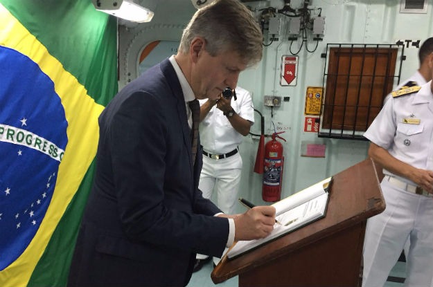 No Brasil, chefe de operações de paz da ONU destaca contribuição do país Jean-Pierre Lacroix visita fragata que levará militares brasileiros ao Líbano. Foto: ONU Brasil