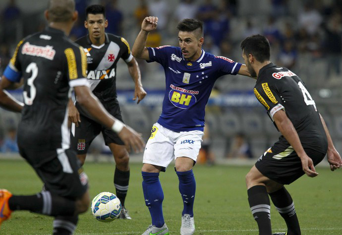 Ruim para os dois lados: Cruzeiro e Vasco empatam por 2 a 2 no Mineirão Willian é marcado por três jogadores do Vasco: atacante marcou um gol (Foto: Washington Alves/ Light Press/ Cruzeiro)