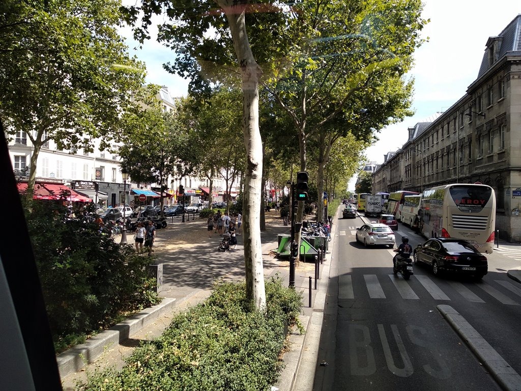 Paris em 10 dias, por Viviane Viaut - parte 1 Monte Martre é um bairro boêmio da cidade de Paris, na França. É uma colina que, já no tempo dos gauleses, se destinava a lugar de culto. Deve seu nome, provavelmente, aos inúmeros mártires cristãos que foram torturados e mortos no local por volta do ano 250.