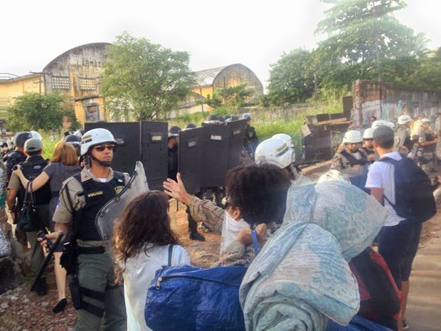 PM retira à força ocupantes do Cais José Estelita