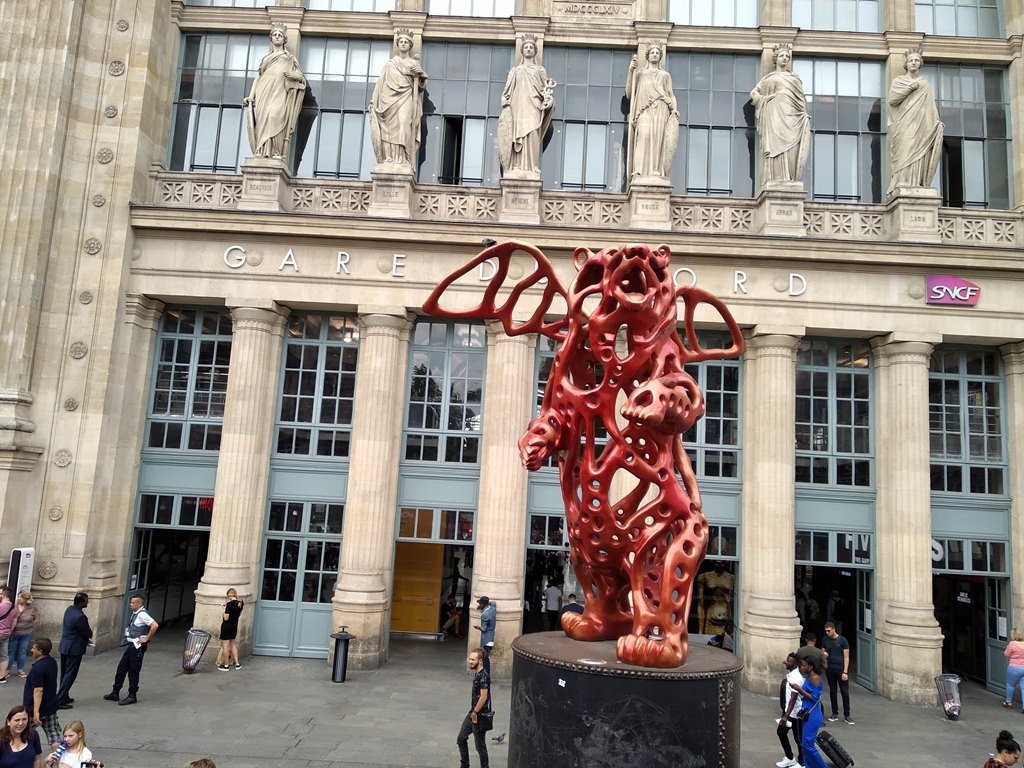 Paris em 10 dias, por Viviane Viaut - parte 1 A Gare du Nord (Estação do Norte, em português) é uma dos seis terminais da rede principal da SNCF em Paris. Ele possui conexões para várias linhas de transporte rápido urbano (Metrô de Paris e RER). Com cerca de 180 milhões de passageiros por ano, a Gare du Nord é a estação mais movimentada da Europa, a mais movimentada fora do Japão e a 24ª mais movimentada do mundo. A estação serve trens para o norte da França, bem como vários destinos internacionais para o Reino Unido, a Bélgica e os Países Baixos.