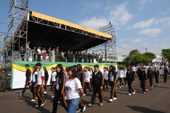 Desfile cívico-militar em Amambai tem a participação de escolas e do 17º RC Mec Desfile cívico-militar em Amambai tem a participação de escolas e do 17º RC Mec