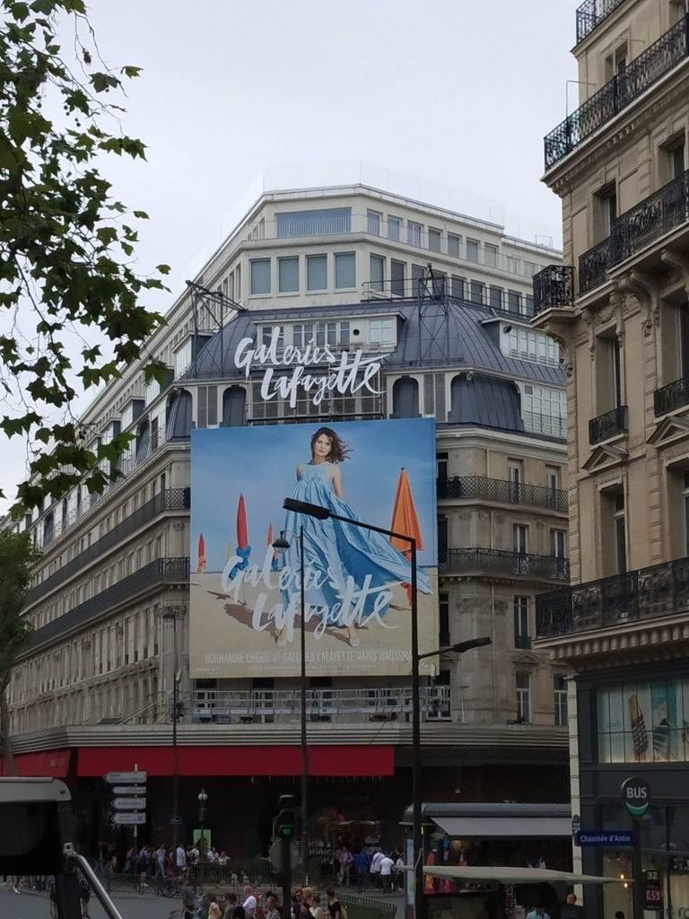 Paris em 10 dias, por Viviane Viaut - parte 1 Galeries Lafayette é uma loja de departamento francesa. A sua loja principal fica na Boulevard Haussmann no 9º arrondissement de Paris, mas a marca encontra-se presente em vários locais da França e de outros países.