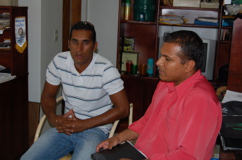 Vistorias e notificações facilitam combate à dengue em Amambai Wilson Vicente Freitas (E) e Leonildo Acosta Martins