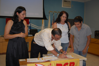 PSB de Amambai discute eleições de 2012 Vereador Anilson Prego (PSB) abonando ficha de filiação de uma moradora no municipio de Amambai.