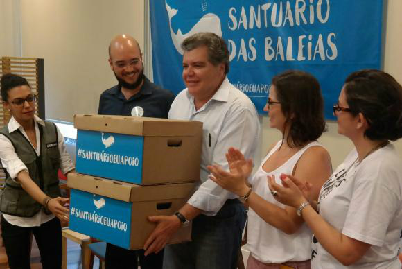 Ministro do Meio Ambiente, Sarney Filho, recebe duas caixas com 800 mil assinaturas pela criação de um santuário de baleias no Atlântico Sul Vladimir Platonow/Agência Brasil