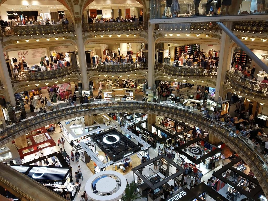 Paris em 10 dias, por Viviane Viaut - parte 1 A loja principal da Galeries Lafayette fica em Paris é conhecida como Galeries Lafayette Haussmann e tem 10 andares. Sendo que o complexo é formado por mais duas lojas: Lafayette Homme: 4 andares; Lafayette Maison: 5 andares e Lafayette Haussmann: 10 andares. Fica localizada na boulevard Haussmann 40, no IX arrondissement. Tem como slogan: