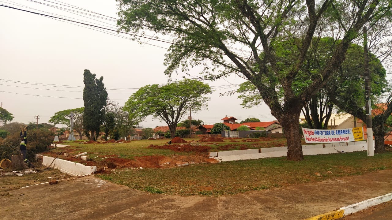 Praça São José, em Amambai, é ampliada e revitalizada A praça está sendo preparada para que seja iniciada a obra de revitalização / Foto: Moreira Produções