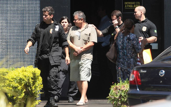 Agentes chegam à sede da PF com material apreendido e pessoas detidas na Operação Monte Carlo.