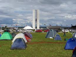 Grupos pró e contra impeachment montam acampamento em Brasília Grupos pró e contra impeachment montam acampamento em Brasília