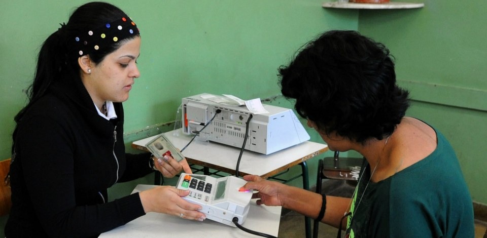 Cerca de dois milhões de mesários vão trabalhar no primeiro turno das eleições Quem estiver interessado em participar deve procurar mais informações com a ouvidoria do TSE ou nos sites dos tribunais regionais eleitorais.