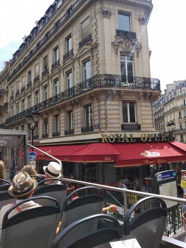 Paris em 10 dias, por Viviane Viaut - parte 1 A meio caminho entre a Ópera e o Museu do Louvre, o Royal Opera, uma bela cervejaria típica, está localizado no coração de uma das áreas mais turísticas da capital.