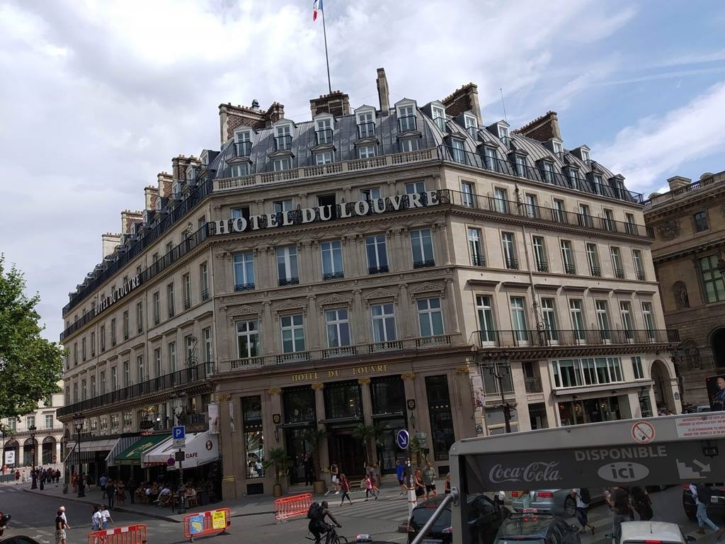Paris em 10 dias, por Viviane Viaut - parte 1 O Hotel du Louvre é um hotel de luxo parisiense do segundo estilo império, categoria 5 estrelas. Ele está localizado em frente ao Louvre , espaço André Malraux. É de propriedade do Constellation Hotels Holdings Group e operado pela cadeia Hyatt .O Hotel du Louvre era procurado pelo imperador Napoleão III em 1855 . Sob a liderança do prefeito Haussmann , a cidade foi amplamente transformada . As ruas escuras e insalubres que cercavam o Museu do Louvre desapareceram em favor de grandes avenidas. Com cerca de 700 quartos com confortos modernos, elevadores e amplas escadas, este