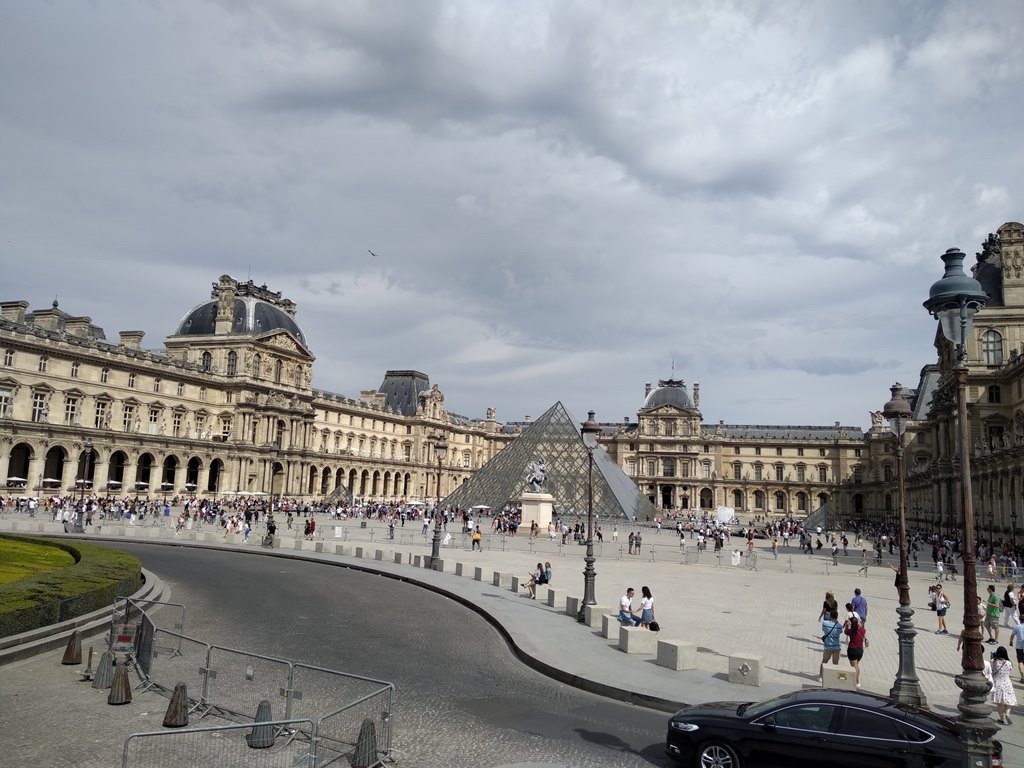 Paris em 10 dias, por Viviane Viaut - parte 1 O Museu do Louvre , fundado em 1775 - 1776 pelo conde de Angivillier , diretor geral dos edifícios do rei, foi inaugurado em 1793 como o Museu Central das Artes da República no Palácio do Louvre , uma antiga residência real localizada no centro de Paris , hoje é o maior museu de arte e antiguidades do mundo. Sua área de exposição é de 72 735 m 2 7 .No final de 2016, suas coleções incluíam 554.731 obras, incluindo 35.000 exposições e 264.486 obras gráficas. Apresentam a arte ocidental da Idade Média a 1848, a das civilizações antigas que a precederam e a influenciaram ( oriental , egípcia , grega , etrusca e romana ), as artes dos primeiros cristãos e o islamismo .Localizado no 1 st distrito de Paris , na margem direita entre o Sena e a rue de Rivoli , o museu se destaca pela pirâmide de vidro do átrio, erguido em 1989 na Cour Napoléon e que se tornou icônico, enquanto a estátua equestre de Luís XIV é o ponto de partida do eixo histórico de Paris .Em 2018, com cerca de 10,2 milhões de visitantes anuais, o Louvre é o museu mais visitado do mundo . É o local cultural pagador mais visitado da França . Entre suas peças mais famosas estão A Mona Lisa , A Vênus de Milo , A Escriba Agachada , A Vitória de Samotrácia e o Código de Hamurabi .O Louvre tem uma longa história de conservação artística e histórica, desde o Antigo Regime até os dias atuais. Após a saída de Louis XIV para Versailles , no final do xvii ° século, é armazenada uma parte da colecção real de pinturas e esculturas antigas. Depois de um século hospedando várias academias, incluindo pintura e escultura , e vários artistas alojados pelo rei, o antigo palácio real é verdadeiramente transformado sob a Revolução no