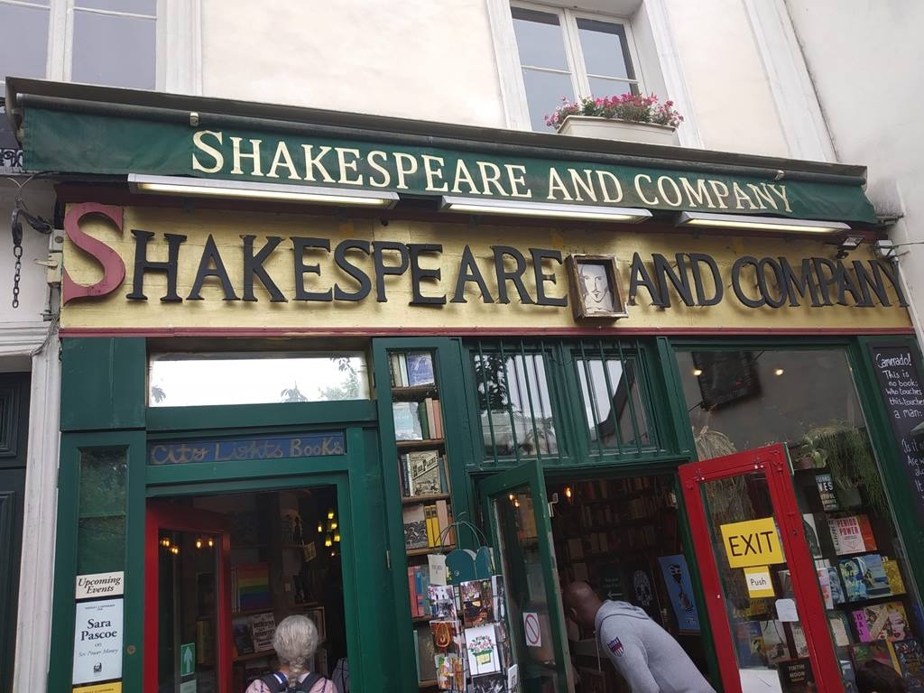 Paris em 10 dias, por Viviane Viaut - parte 1 Livraria Shakespeare, a livraria mais charmosa do mundoNesses tempos atuais de shopping centers e megastores, a sobrevivência em Paris de uma livraria como a Shakespeare and Company parece um milagre de preservação – tanto de patrimônio histórico quanto literário. Fundada em 1951, ela se mantém firme num charmoso quarteirão da rive guache, às margens do Sena e com vista para a catedral de Notre Dame. Pelas suas salas entulhadas de livros raros já circularam escritores do porte de Henry Miller, Samuel Beckett e Anaïs Nin.O lema da livraria, em duas frases: “Seja gentil com estranhos, pois eles podem ser anjos disfarçados” e “Dê o que pode, pegue o que precisar”. Essas são as máximas do americano George Whitman, 93 anos, fundador da loja, que pedia a seus hóspedes que ajudassem na limpeza e no atendimento a clientes. Mais importante: pedia que lessem um livro por dia. Ele não tem o menor parentesco com o poeta americano Walt Whitman, mas sempre se aproveitou da coincidência nos sobrenomes para impressionar os frequentadores da casa – dizia que era neto ilegítimo do autor de Folhas da Relva.