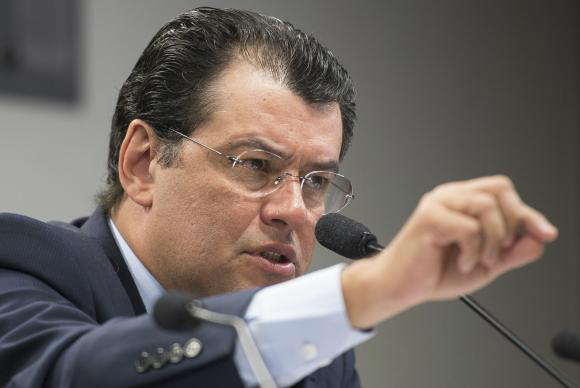 Investimento da Petrobras está contaminado por denúncias de corrupção No Senado, Eduardo Braga afirma que denúncias de corrupção na Petrobras tem provocado a paralisação de obras e projetos / Marcelo Camargo/Agência Brasil