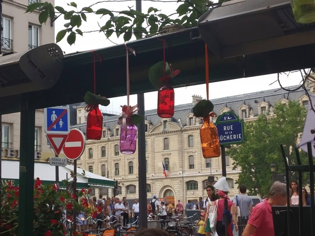 Paris em 10 dias, por Viviane Viaut - parte 1 Detalhe da decoração em um bar no centro histórico de Paris.