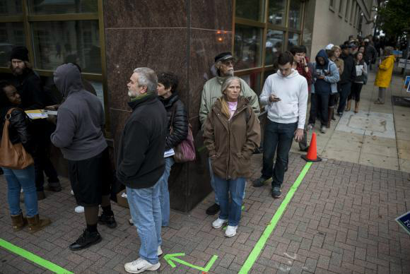 Eleições Estados Unidos - Moradores participam de votação antecipada em Raleigh, Carolina do Norte. Os EUA promovem eleições legislativas.  EPA/Keith Bedford/Agência Lusa/Direitos ReservadosEPA/Keith Bedford/Agência Lusa/Direitos Reservados