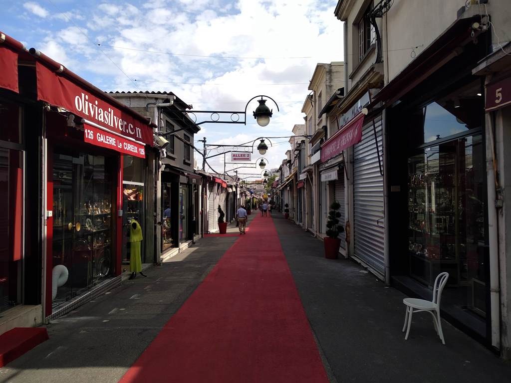 Paris em 10 dias, por Viviane Viaut - parte 1 Na realidade são vários mercados reunidos em um mesmo espaço na periferia norte da cidade. Estes mercados, que foram se agregando com o passar dos anos, formam um labirinto. Cada um deles tem sua especificidade.
