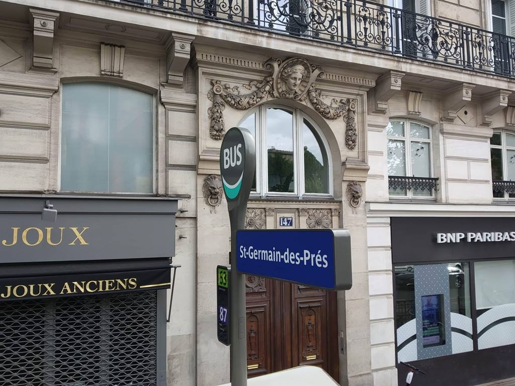Paris em 10 dias, por Viviane Viaut - parte 1 Saint-Germain-des-Prés designa um bairro do 6º arrondissement de Paris que se desenvolve à volta da igreja com o mesmo nome, na margem esquerda do Sena.Desde o século XVII este bairro se encontra ligado à vida intelectual da cidade, sendo característica desde então a presença de livrarias e alfarrabistas/sebos nas suas ruas.Após a Segunda Guerra Mundial, o bairro de Saint-Germain-des-Prés tornou-se um lugar de excelência da vida intelectual e cultural parisiense. Frequentaram os seus cafés e bares nomes como Boris Vian, Jean-Paul Sartre, Simone de Beauvoir, Juliette Gréco, Miles Davis, Jean-Luc Godard, François Truffaut, Jacques Prévert, Alberto Giacometti e tantos outros filósofos, escritores, atores e músicos.