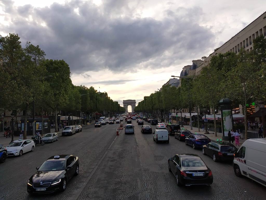 Paris em 10 dias, por Viviane Viaut - parte 1 A Avenue des Champs-Élysées, em português: Avenida dos Campos Elísios, é uma prestigiada avenida de Paris. Com os seus cinemas, cafés, lojas de especialidades luxuosas e árvores de castanheiros-da-índia, a Avenue des Champs-Élysées é uma das mais famosas ruas do mundo e com aluguéis que chegam a € 1,1 milhão (USD 1,5 milhão) por ano, por 92,9 metros quadrados de espaço, ela continua a ser a segunda avenida mais cara em imóveis em toda a Europa, tendo sido recentemente (em 2010) ultrapassada pela Bond Street, em Londres. O nome em francês Campos Elísios faz referência ao paraíso dos mortos na mitologia grega.