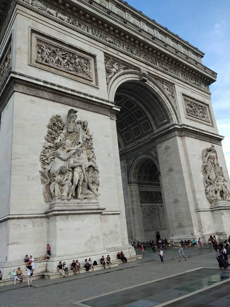 Paris em 10 dias, por Viviane Viaut - parte 1 O Arco do Triunfo (francês: Arc de Triomphe) é um monumento localizado na cidade de Paris, construído em comemoração às vitórias militares do Napoleão Bonaparte, o qual ordenou a sua construção em 1806. Inaugurado em 1836, a monumental obra detém, gravados, os nomes de 128 batalhas e 558 generais. Em sua base, situa-se o túmulo do soldado desconhecido (1920). O arco localiza-se na praça Charles de Gaulle, no encontro da avenida Champs-Élysées.