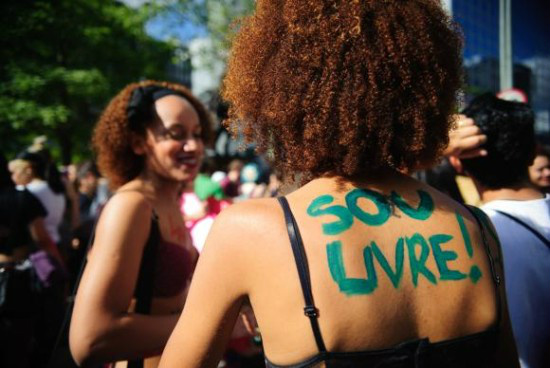 Sentimento de posse sobre a mulher, controle sobre seu corpo, desejo e autonomia e limitação de sua emancipação profissional, econômica, social ou intelectual são citados nas Diretrizes como motivações de gênero para o crime de feminicídio. Foto: Agência Brasil / Arquivo / Marcelo Camargo