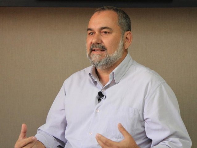 Humberto Amaducci durante entrevista; ele respondeu as perguntas feitas pela jornalista Ângela Kempfer na manhã do dia 13 de setembro (Foto: Marina Pacheco)