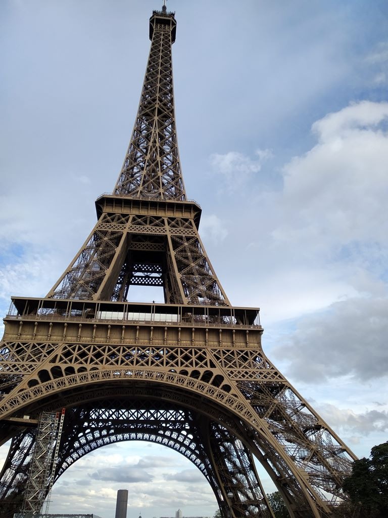 A Torre Eiffel (em francês: Tour Eiffel) é uma torre treliça de ferro do século XIX localizada no Champ de Mars, em Paris, a qual se tornou um ícone mundial da França. A torre, que é o edifício mais alto da cidade,[1] é o monumento pago mais visitado do mundo, com milhões de pessoas frequentando-o anualmente. Nomeada em homenagem ao seu projetista, o engenheiro Gustave Eiffel, foi construída como o arco de entrada da Exposição Universal de 1889.Possui 324 metros de altura e fica cerca de 15 centímetros mais alta no verão, devido à dilatação térmica do ferro. A torre tem três níveis para os visitantes. Os ingressos podem ser adquiridos nas escadas ou elevadores do primeiro e do segundo nível. A caminhada para o primeiro nível é superior a 300 degraus. O terceiro e mais alto nível só é acessível por elevador. Do primeiro andar vê-se a cidade inteira, tendo o andar sanitários e várias lojas, e o segundo nível tem um restaurante.