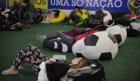 Turistas sul-americanos dormem em rodoviária do Rio devido ao preço nos hotéis Turistas sul-americanos dormem em rodoviária do Rio devido ao preço nos hotéis