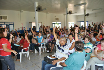 Além da equiparação salarial, os profissionais reunidos em assembleia contrapropõem que seja dado à categoria o mesmo reajuste que será feito aos salários do funcionalismo público municipal e que o piso seja pago retroativo desde janeiro deste ano e não somente a partir de 1º de março como havia sido proposto.