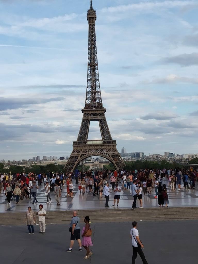 A torre tornou-se o símbolo mais proeminente de Paris e da França, sendo parte de cenários de filmes que se passam na cidade. Seu estatuto de ícone é tão determinado que ainda serve como um símbolo para todo o país, como quando a torre foi usada como o logotipo da candidatura francesa para sediar os Jogos Olímpicos de Verão de 1992.