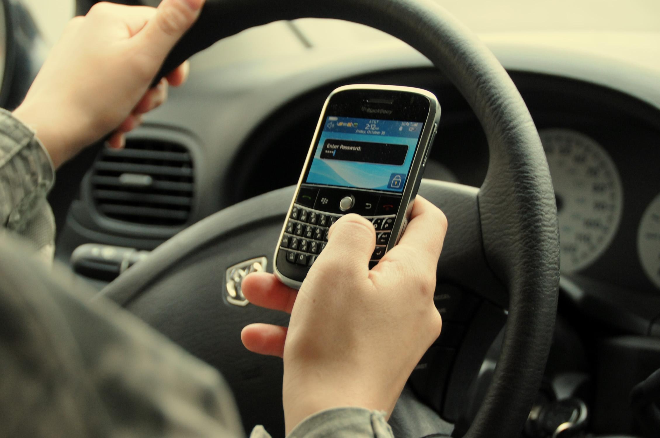 Multas por uso de celular ao volante crescem 33% em 2018 Multas por uso de celular ao volante crescem 33% em 2018