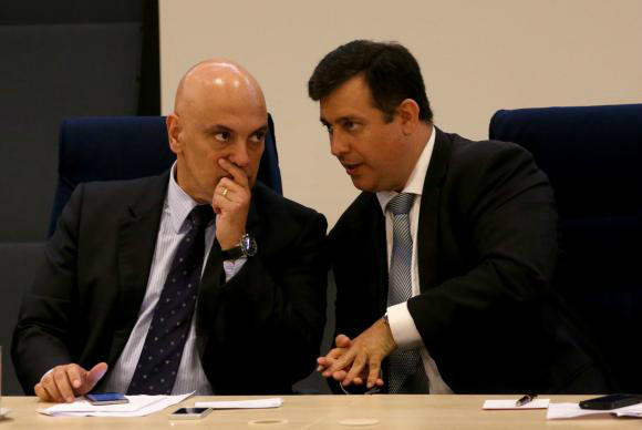 PF e Justiça estão convencidos de ação da Polícia Legislativa contra a Lava Jato O ministro da Justiça, Alexandre de Moraes (E), e o diretor-geral da Polícia Federal, Leandro Daiello, defenderam o combate a qualquer ação que vise obstruir a Operação Lava JatoWilson Dias/Agência Brasil