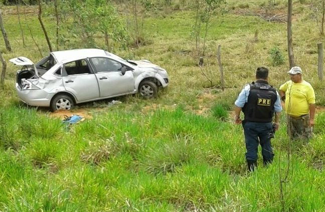 Carro capota no trecho que liga Amambai a Tacuru Carro capota no trecho que liga Amambai a Tacuru