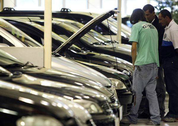 Vendas de veículos novos no Brasil em 2013 caem 0,91% ante 2012 Em dezembro somente, as vendas recuaram 1,51 por cento sobre igual mês de 2012
