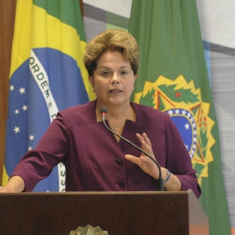 Dilma diz que prioridade é manter emprego dos que não têm estabilidade Dilma diz que prioridade é manter emprego dos que não têm estabilidade