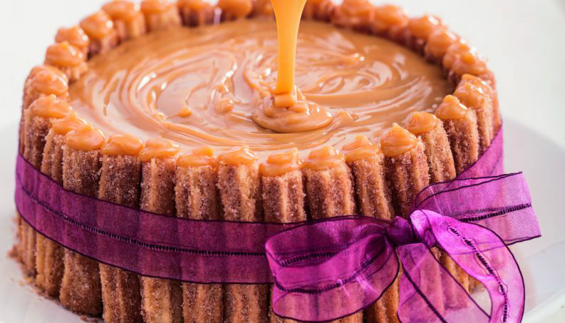 Bolo de churros com MUITO doce de leite dentro: aprenda a receita Bolo de churros com MUITO doce de leite dentro: aprenda a receita
