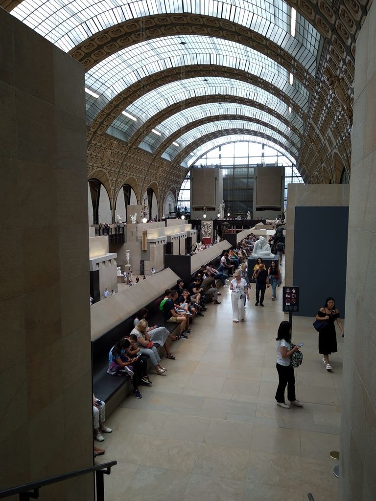 Museu D’OrsayO edifício, que atualmente alberga o museu, era originalmente uma estação ferroviária, Gare du Quai d'Orsay, construída para o Chemin de Fer de Paris à Orléans (em português, Caminho de ferro de Paris a Orleães), no local onde se erguera até 1871 um antigo palácio administrativo, o Palais d'Orsay. Foi inaugurado em 1898, a tempo da Exposição Universal de 1900. O projeto foi do arquiteto Victour Laloux.Em 1939, deixou de ser o terminal da linha que ligava Paris a Orleães devido ao comprimento reduzido do cais, passando a ser apenas uma estação da rede suburbana de caminhos de ferro; e mais tarde, durante a Segunda Guerra Mundial serviu de centro de correios. A estação foi fechada em 1 de janeiro de 1973.Em 1977, o Governo francês decidiu transformar o espaço num museu. Foi inaugurado pelo presidente de então, François Mitterrand, em 1 de Dezembro de 1986. Os arquitetos Renaud Bardon, Pierre Colboc e Jean-Paul Philippon foram os responsáveis pela adaptação da estação.