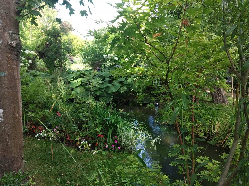 Le Jardin de MonetA Fundação Claude Monet é uma organização sem fins lucrativos que administra e preserva a casa e os jardins de Claude Monet em Giverny, França. Com um total de 530.000 visitantes em 2010, é o segundo local turístico mais visitado na Normandia depois do Mont Saint-Michel. 